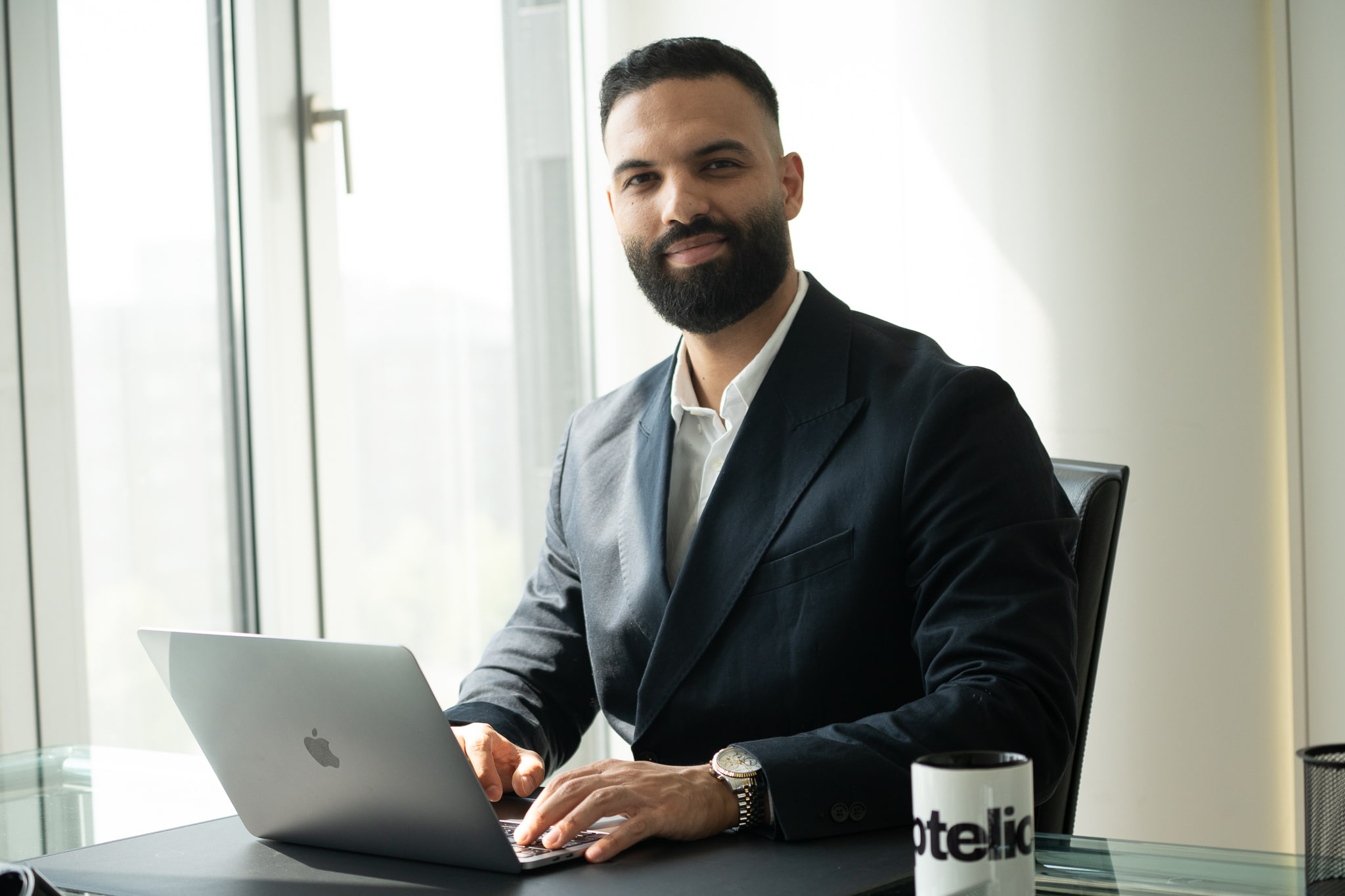 Tamer im Büro